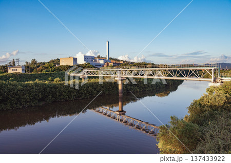 新潟　鯖石川の夕景（柏崎市） 137433922