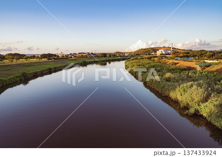 新潟　鯖石川（柏崎市 平成大橋から） 137433924