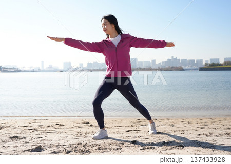 海辺でヨガをする若い女性 137433928