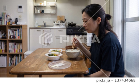 半額惣菜と一人の食卓 137434069