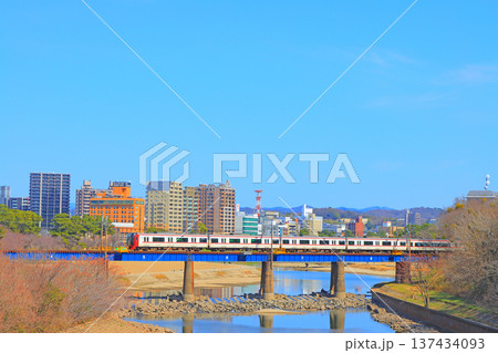 愛知県岡崎市、岡崎市の町並みと名鉄電車の風景 137434093