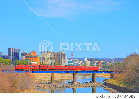 愛知県岡崎市、岡崎市の町並みと名鉄電車の風景 愛知県岡崎市、岡崎市の町並みと名鉄電車の風景 137434095