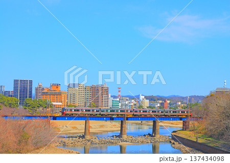 愛知県岡崎市、岡崎市の町並みと名鉄電車の風景 137434098