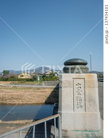 京都、出雲路橋と鴨川、比叡山が見える風景 137434101