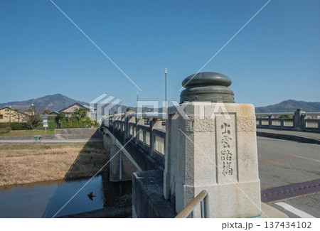 京都、出雲路橋と鴨川、比叡山、大文字山が見える風景 京都、出雲路橋と鴨川、比叡山、大文字山が見える風景 137434102