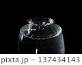 暗闇に弾ける水しぶきと透明な水冠 137434143