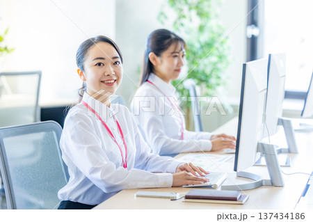 パソコンに向かうビジネスウーマン 137434186
