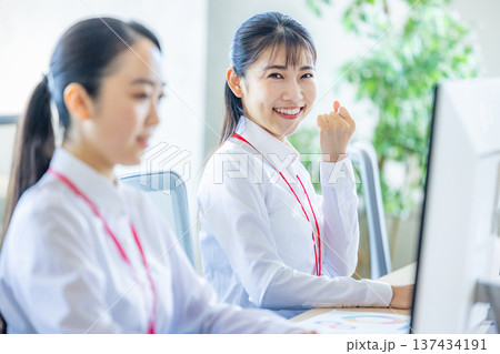 パソコンに向かうビジネスウーマン パソコンに向かうビジネスウーマン 137434191