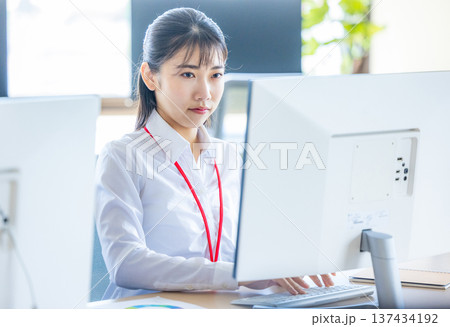 パソコンに向かうビジネスウーマン パソコンに向かうビジネスウーマン 137434192