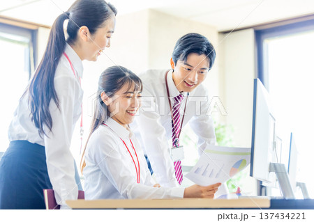 オフィスで仕事をするビジネスパーソン オフィスで仕事をするビジネスパーソン 137434221
