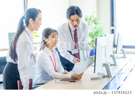 オフィスで仕事をするビジネスパーソン オフィスで仕事をするビジネスパーソン 137434223