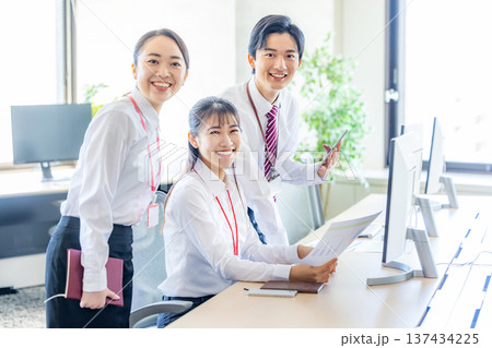 オフィスで仕事をするビジネスパーソン オフィスで仕事をするビジネスパーソン 137434225