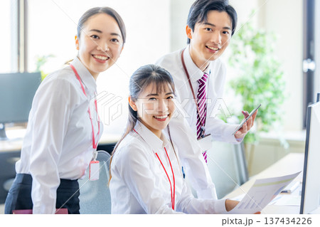 オフィスで仕事をするビジネスパーソン 137434226