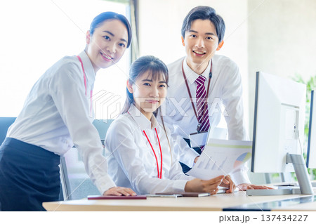 オフィスで仕事をするビジネスパーソン オフィスで仕事をするビジネスパーソン 137434227