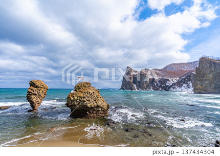 えびす岩と大黒岩　冬　余市 137434304