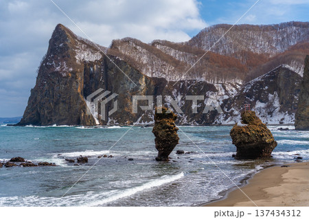 えびす岩と大黒岩　冬　余市 137434312