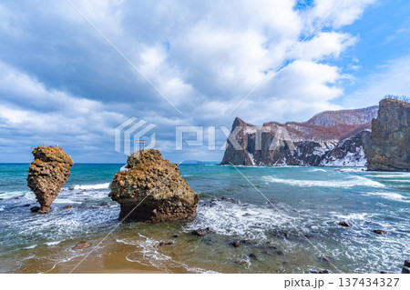えびす岩と大黒岩　冬　余市 137434327