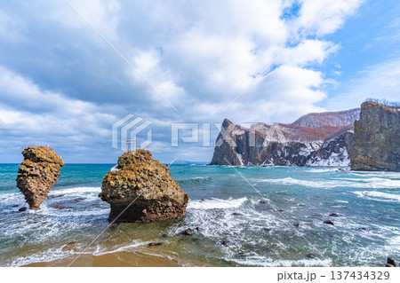 えびす岩と大黒岩　冬　余市 137434329