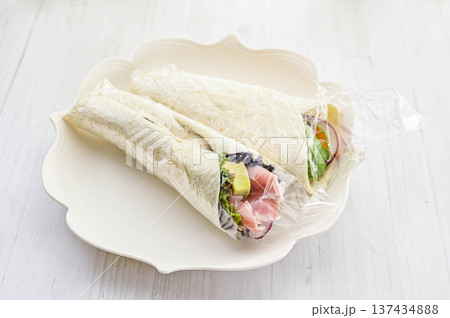 アボカドとハムのトルティーヤ アボカドとハムのトルティーヤ 137434888