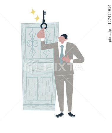 扉の前で大きな鍵を持つビジネスマン 137434914