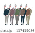 満員電車で同じポーズをするビジネスマン 137435086