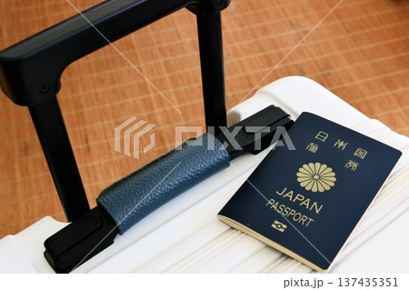 キャリーバッグとパスポート 海外旅行 海外出張 キャリーバッグとパスポート 海外旅行 海外出張 137435351