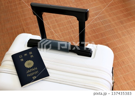 キャリーケースとパスポート　海外旅行　海外出張 137435383