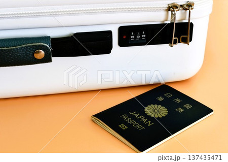 スーツケースとパスポート 海外旅行 海外出張 スーツケースとパスポート 海外旅行 海外出張 137435471