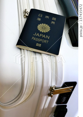 スーツケースとパスポート 海外旅行 海外出張 縦位置 スーツケースとパスポート 海外旅行 海外出張 縦位置 137435472