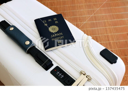 スーツケースとパスポート 海外旅行 海外出張 スーツケースとパスポート 海外旅行 海外出張 137435475