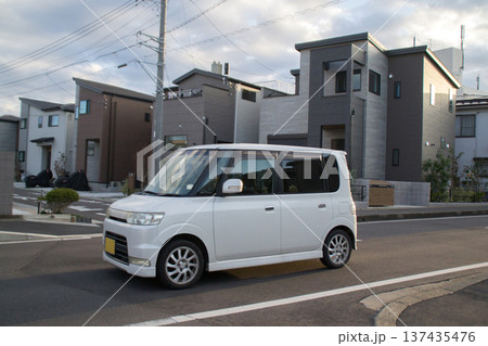 道路走行中の軽乗用車(トールワゴン) 137435476