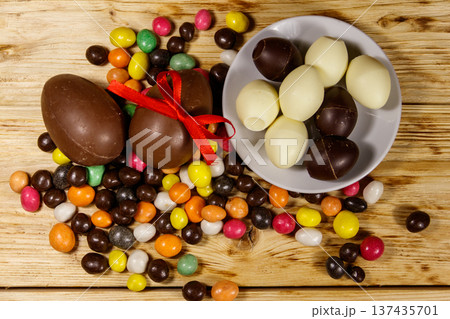 Easter composition with chocolate eggs on wooden background 137435701