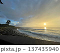 夕暮れの海と空　 137435940