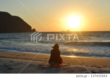 夕暮れの海と空　 137435943
