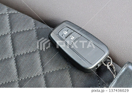 座席の上に置かれたスマートキー（車のカギ） 137436029