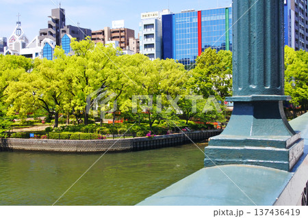 大阪市の天満橋周辺の春の風景 137436419