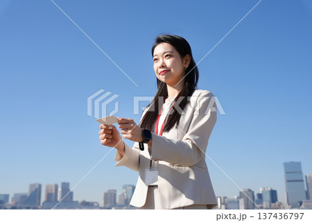 名刺を差し出す若いビジネスウーマン 137436797