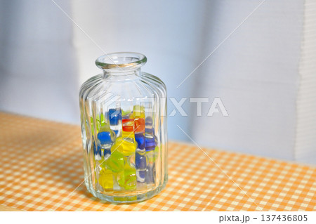 ガラスの花瓶 137436805