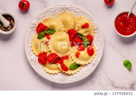 Ravioli with tomato sauce and basil 137436832