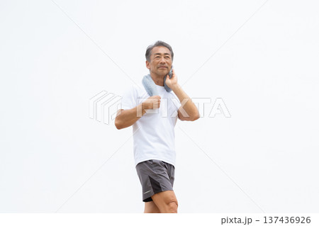 汗を拭く男性 137436926