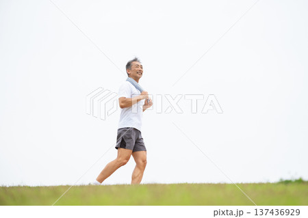 土手を歩く男性　ウォーキング 137436929