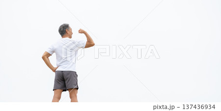 ガッツポーズ　後ろ姿 137436934