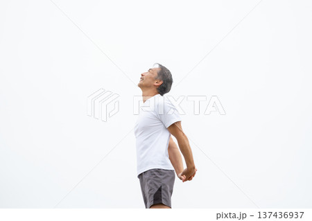 ストレッチをする男性 137436937