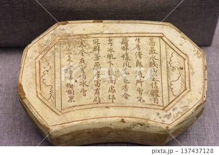 Ancient Chinese pottery exhibited in Luoyang Museum in Henan province, China Ancient Chinese pottery exhibited in Luoyang Museum in Henan province, China 137437128