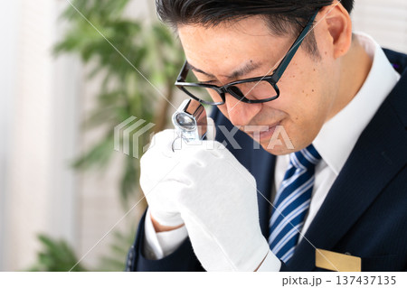 鑑定をする男性 鑑定をする男性 137437135