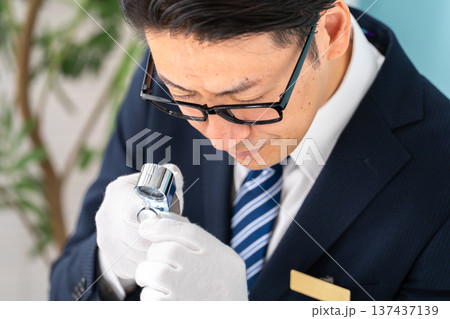 鑑定をする男性 137437139