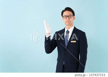 ビジネスマン 白手袋 手かざし ビジネスマン 白手袋 手かざし 137437153