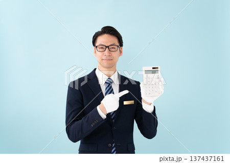 白手袋で計算機を持つ男性 137437161