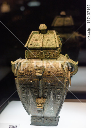 Ancient Chinese bronze vessel (Ding) exhibited in Luoyang museum in Henan province, China Ancient Chinese bronze vessel (Ding) exhibited in Luoyang museum in Henan province, China 137437162
