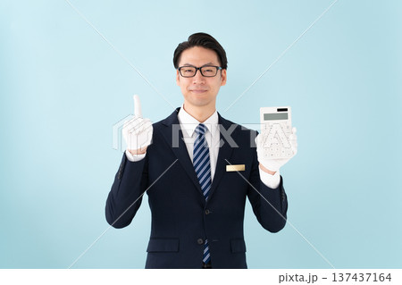 白手袋で計算機を持つ男性 137437164